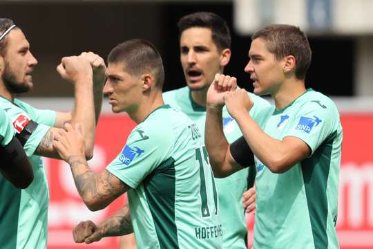Robert Skov (Hoffenheim) ghi bàn! Robert Skov (Hoffenheim) được kiến tạo bởi Pavel Kaderabek và anh ấy đã cho thấy sự bình tĩnh tuyệt vời trong vòng cấm để sút vào nóc lưới. 0:1.