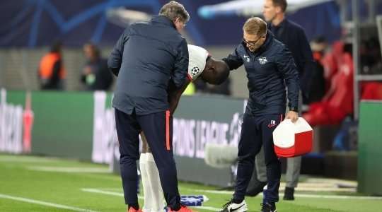 Vấn đề cho Julian Nagelsmann khi Ibrahima Konate không thể thi đấu nữa. Chấn thương của anh ấy quá nghiêm trọng và Nordi Mukiele (RB Leipzig) thay thế anh ấy.