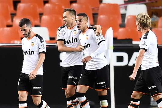 Rodrigo (Valencia) được trao một cơ hội bằng vàng sau đường chuyền đẹp mắt từ đồng đội. Anh ấy giữ bình tĩnh và tung cú sút chìm đập cột dọc bên phải vào lưới.