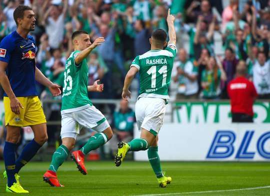 Vào! Yvon Mvogo đã chạm được những đầu ngón tay vào bóng sau cú sút của Milot Rashica (Werder Bremen), nhưng chừng đó thôi không đủ ngăn trái bóng đi vào góc thấp bên trái khung thành.