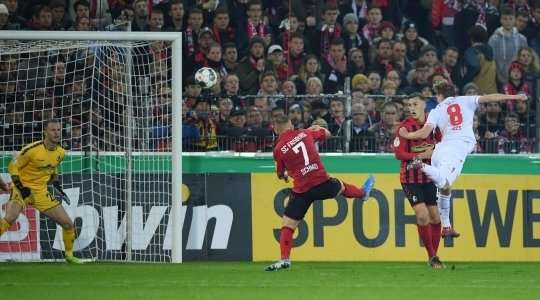 Vào! Bằng một đường chuyền vượt qua cả tầm với của thủ môn, Anthony Ujah dọn cỗ cho Joshua Mees (Union Berlin) ghi một bàn thắng không thể dễ dàng hơn, và cầu thủ này không phạm một sai lầm nào với cú đánh đầu từ cự ly gần vào góc trái khung thành trống. Tỉ số là 0:1.