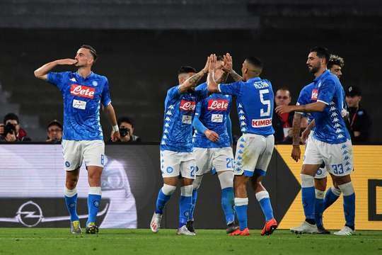 Tỉ số là 4:0! Dries Mertens chuyền bóng cho Fabian Ruiz (Napoli) trong vòng cấm, người không bị ai kèm và sút bóng vào bên trái mành lưới.