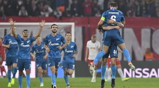 Yaroslav Rakitsky (Zenit St Petersburg) phản ứng rất nhanh để đón đường bóng bật ra và tự tin tung một cú sút căng từ rất xa về phía khung thành. Trong sự ngạc nhiên của tất cả mọi người, bóng đi thẳng vào góc thấp bên phải mành lưới! Tỉ số đã được thay đổi thành 0:1 với cú sút tuyệt diệu này.