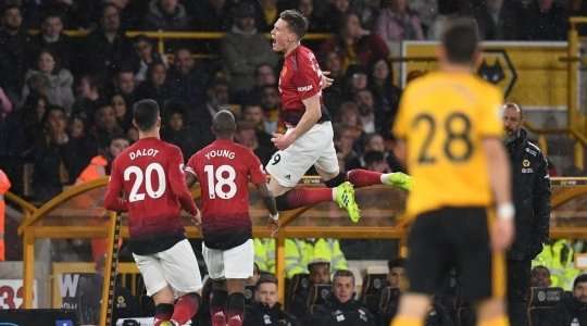 Một đường chuyền tuyệt vời đến đúng mục tiêu. Scott McTominay (Manchester United) đón bóng gọn gàng và sút về phía khung thành từ khoảng 20m. Một cú sút rất tốt, đưa bóng vòng qua thủ môn và đi vào góc thấp bên trái mành lưới.