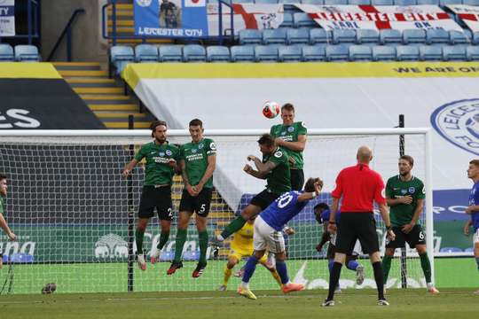 James Maddison (Leicester) tung cú sút thẳng từ quả đá phạt tầm trung, nhưng bóng đã đi chệch cột dọc bên trái khá xa. Sẽ có một quả phát bóng lên. Bóng đã ở ngoài sân và sẽ có một quả phát bóng lên cho Brighton.