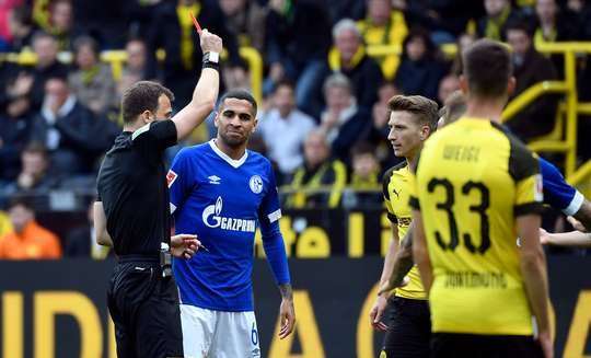 Một pha tranh bóng xấu xí của Marco Reus (Dortmund) và anh đã bị đuổi khỏi sân với một chiếc thẻ đỏ xứng đáng. Schalke được hưởng một quả đá phạt từ vị trí nguy hiểm.