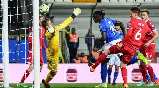 Moise Kean (Ý) bật lên đón quả tạt tuyệt đẹp và đánh đầu đưa bóng qua thủ môn đi chìm vào chính giữa mành lưới.