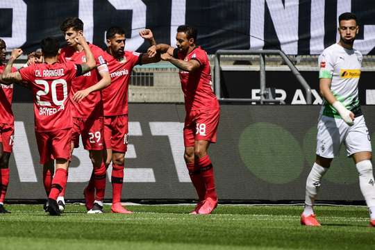 Kai Havertz (Bayer Leverkusen) thoát xuống sau đường chuyền từ Karim Bellarabi, anh lao vào vòng cấm và tung cú sút như búa bổ về phía góc cao khung thành trong tư thế đối mặt với thủ môn.