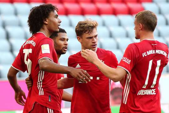 VÀO! Joshua Zirkzee (Bayern Munich) cướp lấy quả bóng tại rìa vòng cấm sau một sai lầm tai hại của hàng thủ đối phương tung cú sút mạnh vào lưới. Tỉ số lúc này là 1:0.