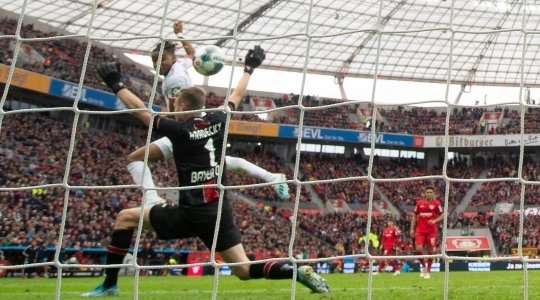 Vào! Marcel Halstenberg lấy bóng, giúp Christopher Nkunku (RB Leipzig) thoát xuống vòng cấm và anh ấy ghi bàn với một pha dứt điểm bấm bóng thú vị để thay đổi tỉ số thành 1:1.