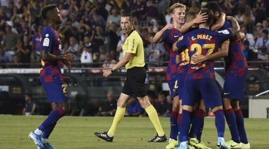 Vào! Jordi Alba (Barcelona) có đủ khoảng trống trong vòng cấm để đón một đường chuyền từ Sergio Busquets và dứt điểm gọn gàng vào góc thấp bên phải khung thành. 4:1.