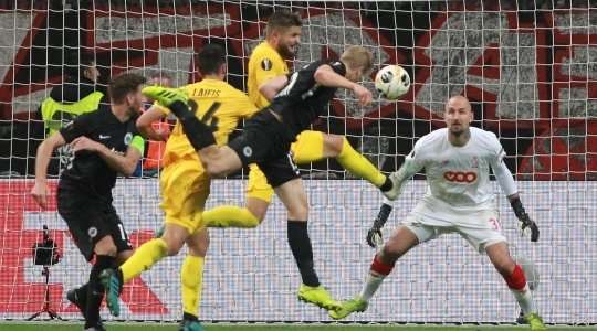 Daichi Kamada thực hiện quả phạt góc và Martin Hinteregger (Eintracht Frankfurt) bật lên cao nhất để đánh đầu chuẩn xác từ giữa vòng cấm, đưa bóng đi chìm vào ngay giữa khung thành. Tỉ số là 2:0.