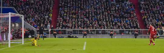 Robert Lewandowski (Bayern Munich) đá hỏng quả phạt đền! Cú sút của anh đập cột dọc bên phải.