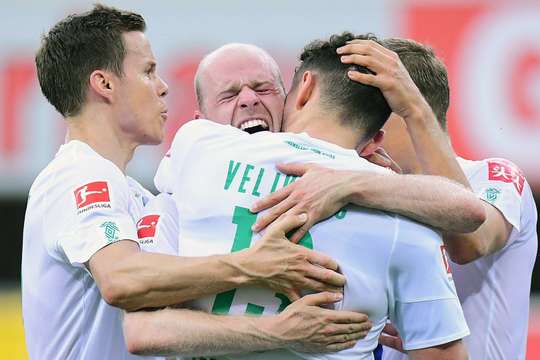 Vào! Davy Klaassen (Werder Bremen) thể hiện nền tảng kỹ thuật tuyệt vời của mình với một cú sút một chạm từ ngay bên ngoài vòng cấm, bóng đi vào góc thấp bên trái khung thành. Tỉ số là 0:3.