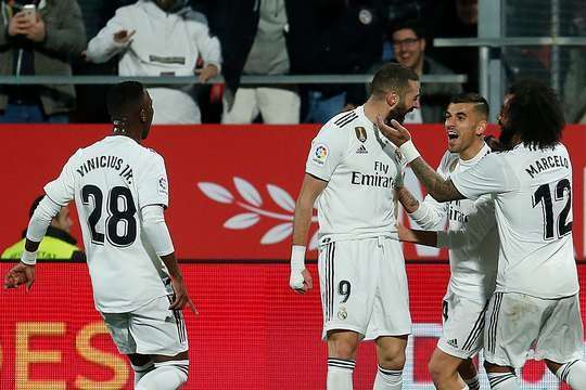 Karim Benzema (Real Madrid) nhận một đường chuyền tốt và tung một cú sút hoàn hảo từ rìa vòng cấm đi vào phía trong cột dọc bên trái khung thành, bóng đi hiểm hóc và thủ môn đành phải bó tay.
