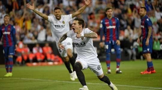 Santi Mina (Valencia) ghi bàn từ một vị trí khó. Anh ấy bật cao để đón quả tạt và đánh đầu đập đất vào phía trong cột dọc bên phải. Một pha dứt điểm xuất sắc.