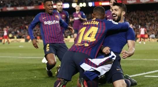Một cú sút tuyệt vời! Luis Suarez (Barcelona) thể hiện khả năng dứt điểm của mình với một cú sút xa về phía khung thành. Pha dứt điểm xuất sắc của anh ấy đi vào góc thấp bên phải, bóng đập cột dọc vào lưới.