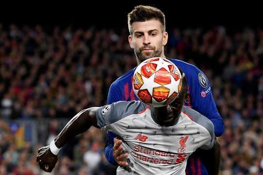 Gerard Pique (Barcelona) kéo áo một cầu thủ đối phương và trọng tài Bjorn Kuipers đã thổi phạt. Một quả đá phạt dành cho Liverpool.