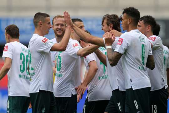 Marco Friedl nhồi bóng cho Niclas Fullkrug (Werder Bremen), người đón đường chuyền của anh ở trong vòng cấm và ra chân rất nhanh vào góc trái phía dưới! Thủ môn đã không thể làm gì được. 1:5!