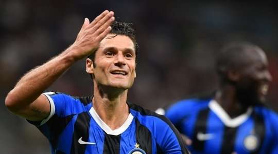 Wow, đây sẽ là một ứng cử viên cho danh hiệu bàn thắng của năm. Antonio Candreva (Inter) nhận một đường chuyền chính xác từ đồng đội và xuyên thủng mành lưới đối phương với một cú sút xa trái phá, bóng đi vào góc cao bên trái.