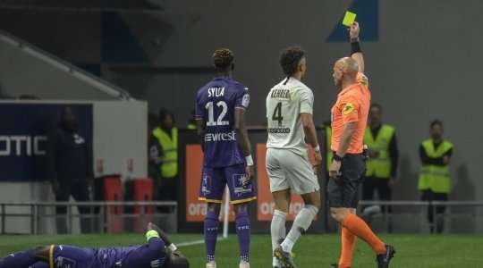 Amaury Delerue rút thẻ vàng cho Thilo Kehrer (Paris SG) vì pha phạm lỗi rõ ràng của anh ấy.