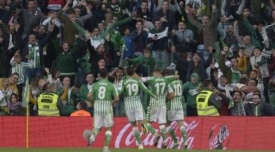 Sergio Canales (Betis) ghi một bàn thắng đẹp mắt từ quả đá phạt trước đó. Anh ấy cứa bóng vào góc cao bên trái khung thành. Bàn thắng thể hiện kỹ thuật sút phạt tuyệt vời.
