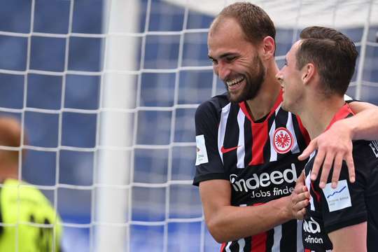 Một bàn thắng đẹp mắt! Dominik Kohr chuyền bóng cho Bas Dost (Eintracht Frankfurt), người đang đứng ở một vị trí trống trải trong vòng cấm để cầu thủ này có một cú sút một chạm, đưa bóng đi chìm qua người thủ môn Leopold Zingerle vào ngay giữa mành lưới. Tỉ số là 3:0.