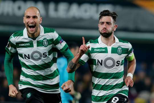 Vào! Một vài tình huống phòng ngự rất tệ của đối phương đã cho Bruno Fernandes (Sporting) cơ hội đến rìa vòng cấm và anh ấy không mắc sai lầm với một pha dứt điểm rất hay. Tỉ số là 0:1.