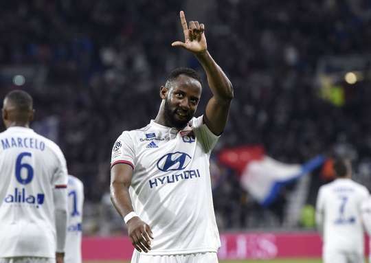 Moussa Dembele (Lyon) nhận một đường chuyền thú vị bên trong vòng cấm và anh tung một cú sút chìm chuẩn xác vào góc thấp bên phải khung thành. Một pha dứt điểm rất hiểm!