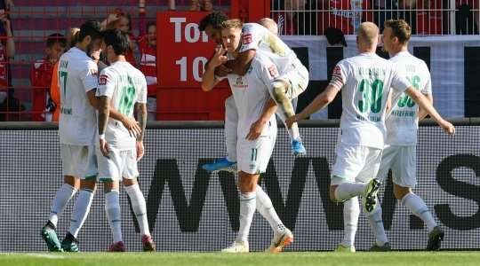 Vào! Niclas Fullkrug (Werder Bremen) nhảy cao nhất để đón bóng từ quả phạt góc của Nuri Sahin. Cú đánh đầu hiểm hóc của anh đã đưa bóng vào đi thẳng vào nóc lưới trong sự bất lực của thủ môn. Tỉ số được nâng lên 1:2.