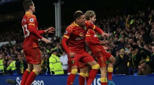 Vào! Todd Cantwell (Norwich) có đủ khoảng trống trong vòng cấm để đón một đường chuyền từ Teemu Pukki và dứt điểm gọn gàng vào phía trong cột dọc bên phải. 0:1.