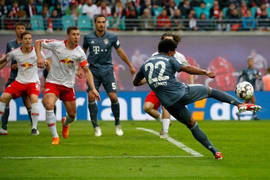 Serge Gnabry (Bayern Munich) có vừa đủ khoảng trống để đón bóng từ quả phạt góc và tung một cú sút về phía trong cột dọc bên trái, tuy nhiên, thủ môn đã có một pha cứu thua xuất sắc để bắt gọn quả bóng.