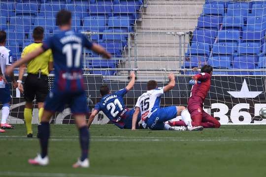 Một nỗ lực cá nhân đáng kinh ngạc của Borja Mayoral (Levante) kết thúc với một cú sút từ trong vòng cấm. Cầu thủ này đưa bóng đi hiểm hóc vào góc phải khung thành và thay đổi tỉ số thành 0:1. Thủ môn Diego Lopez đã không thể làm được gì.