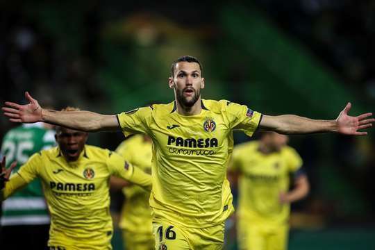 Một tuyệt phẩm ngay ngoài vòng cấm! Alfonso Pedraza (Villarreal) sút bóng với một tốc độ và lực sút kinh hoàng vào góc thấp bên phải khung thành.