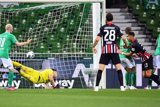 Andre Silva (Eintracht Frankfurt) đánh đầu đưa bóng đi chìm vào sát mép trong cột dọc bên phải sau một quả tạt tuyệt đẹp. Tình huống bật cao đánh đầu hoàn hảo của anh sẽ là một khoảnh khắc khó quên của trận đấu ngày hôm nay.