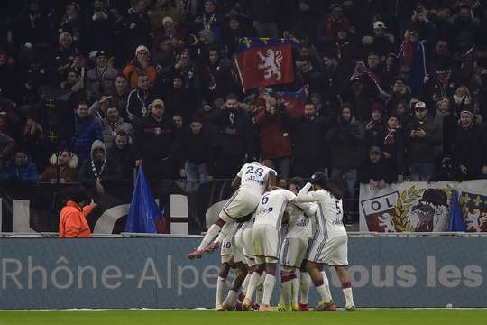 Vào! Nabil Fekir (Lyon) giành chiến thắng trên chấm phạt đền bằng một cú sút không thể cản phá, vượt qua tầm với của thủ môn Alphonse Areola vào góc trái khung thành.