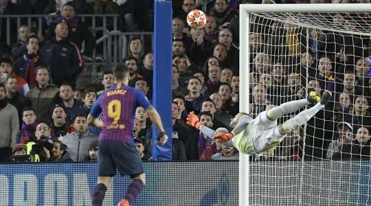 Một đường chuyền sắc sảo đưa bóng đến vị trí của Lionel Messi (Barcelona) , người đang ẩn nấp tại rìa vòng cấm và cầu thủ này tung một cú sút về phía cột dọc bên trái. Tuy vậy, thủ môn đối phương đã có một pha cản phá xuất sắc để từ chối nỗ lực của anh. Đó sẽ là một quả phạt góc cho Barcelona.