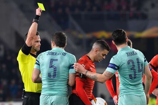 Sokratis (Arsenal) phải nhận thẻ vàng sau một pha tranh chấp bóng, và anh ấy trông rất giận dữ với quyết định của trọng tài.