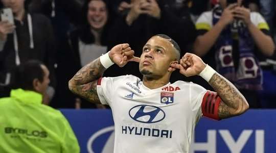 Memphis Depay (Lyon) kết thúc nỗ lực đi bóng đẹp mắt của mình với một cú sút xuất sắc từ trong vòng cấm. Bóng đi vào góc thấp bên phải khung thành và Alexandre Oukidja chỉ có thể vào lưới nhặt bóng. Tỉ số là 1:0.