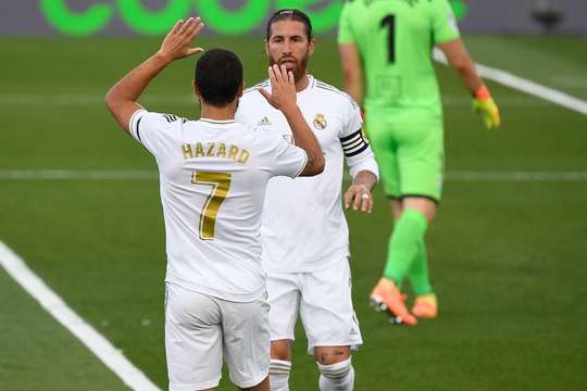 Vào - 2:0! Eden Hazard chuyền bóng đến Sergio Ramos (Real Madrid) và cầu thủ này có một cú sút từ cự ly gần vào lưới, trong sự bất lực của thủ môn.