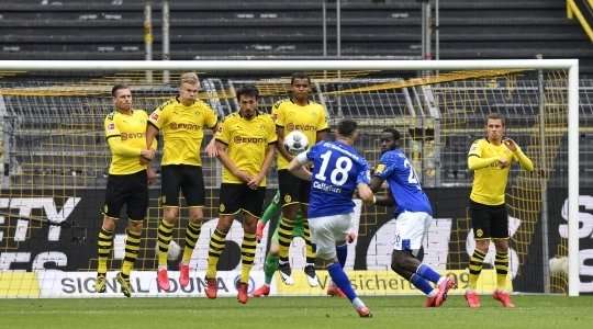 Daniel Caligiuri (Schalke) quyết định sút thẳng từ quả đá phạt, nhưng bóng đã không vượt qua được hàng rào.