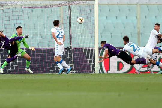 German Pezzella (Fiorentina) nhảy cao để đánh đầu từ quả phạt góc vào lưới và vượt qua thủ môn.