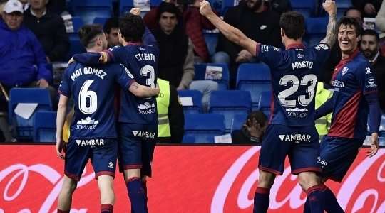 Xabier Etxeita (Huesca) nhảy lên đón một quả tạt xuất sắc từ đồng đội và đánh đầu chuẩn xác, đưa bóng vượt qua thủ môn, vào phía trong cột dọc bên trái.