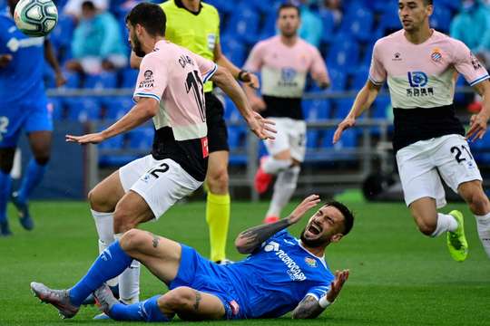 Jonathan Calleri (Espanyol) nhận một chiếc thẻ vàng rõ ràng. Trọng tài không có sự lựa chọn nào khác trong tình huống đó.