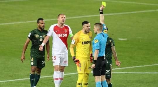 Trọng tài chính Willy Delajod có vẻ như sẽ không bỏ qua bất kì hành vi tranh cãi nào. Danijel Subasic (Monaco) bị phạt một chiếc thẻ vàng vì nói quá nhiều.