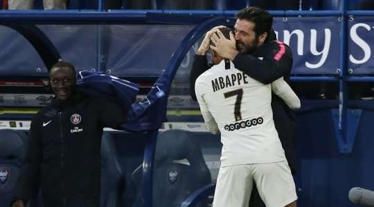 Vào! Kylian Mbappe (Paris SG) sút bóng bật ra đi chìm vào chính giữa khung thành sau khi bóng đến chỗ anh ấy trong vòng cấm. Tỉ số là 1:2.