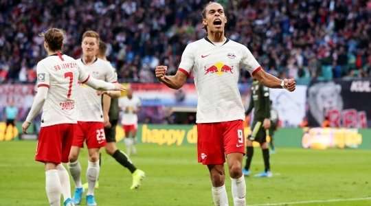 Vào! Thủ môn Robin Zentner phạm một sai lầm tồi tệ và Yussuf Poulsen (RB Leipzig) đã không gặp khó khăn gì để đưa bóng vào lưới, 5:0.