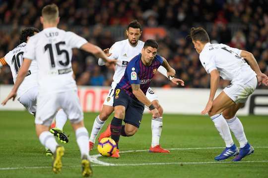 Luis Suarez (Barcelona) bứt tốc về phía khung thành nhưng hậu vệ phản ứng tốt để truy cản. Barcelona tạo ra quả phạt góc. Đối thủ của họ sẽ đối mặt với một mối đe dọa tấn công khác.