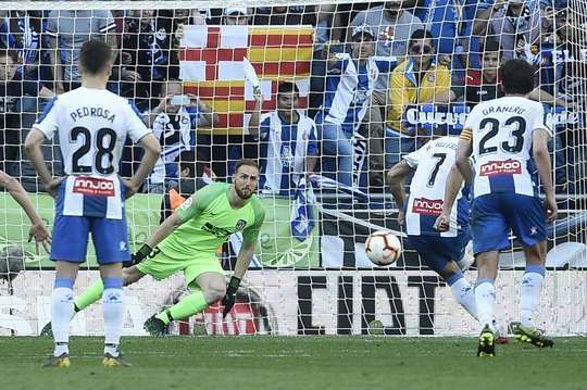 Vào! Borja Iglesias (Espanyol) giành chiến thắng trên chấm phạt đền bằng một cú sút không thể cản phá, vượt qua tầm với của thủ môn Jan Oblak vào góc cao bên trái.