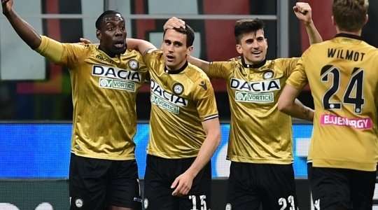 Vào! Sau khi nhận một đường chuyền tốt, Kevin Lasagna (Udinese) tung một cú sút đi thẳng vào sát mé trong cột dọc bên trái. Một tình huống phối hợp đồng đội tuyệt vời!